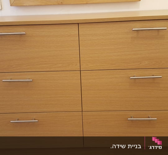 שידה מעץ עם שישה מגירות וידיות מתכת